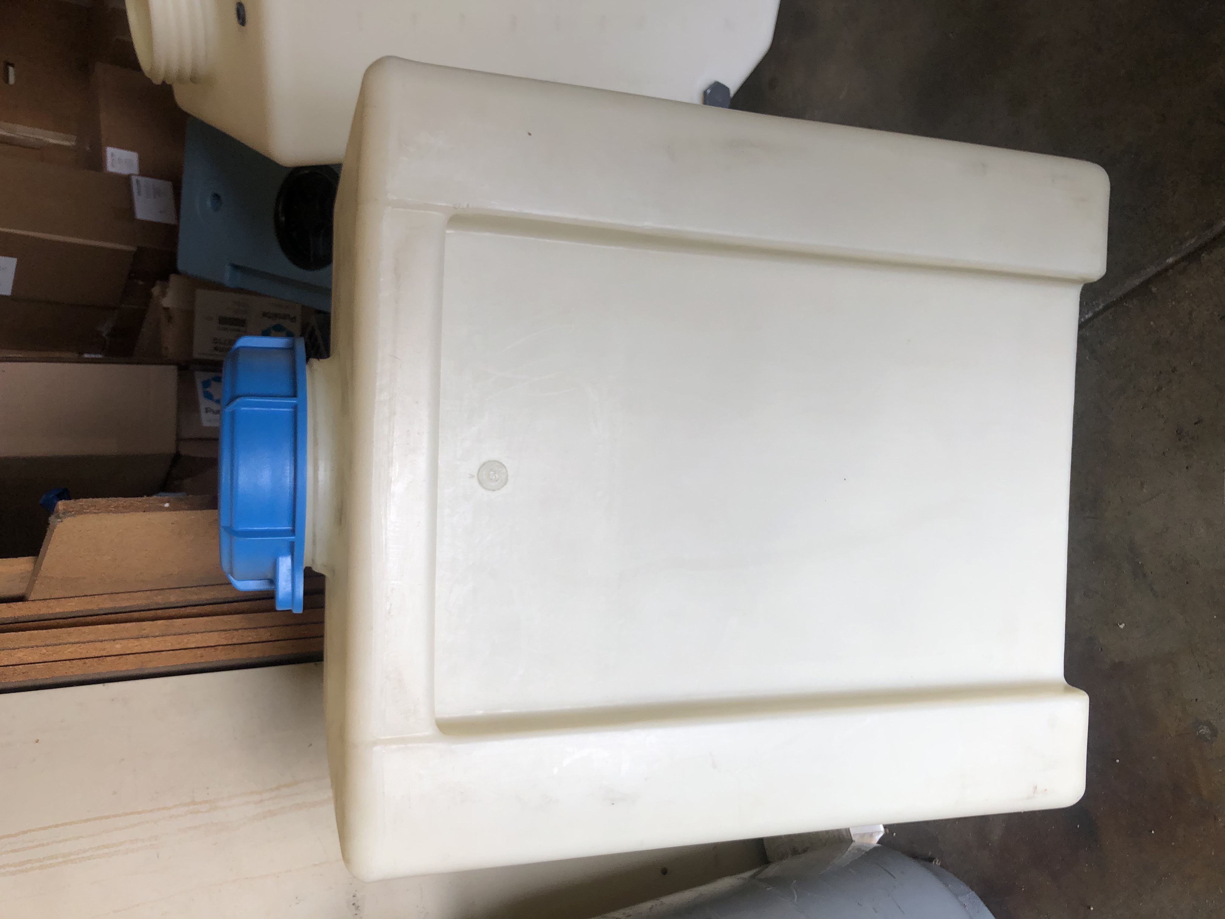 ZFRE00090-LIKE NEW - 90 Liter Storage Tank ZFRE00090-LIKE NEW - 90 Liter Storage Tank